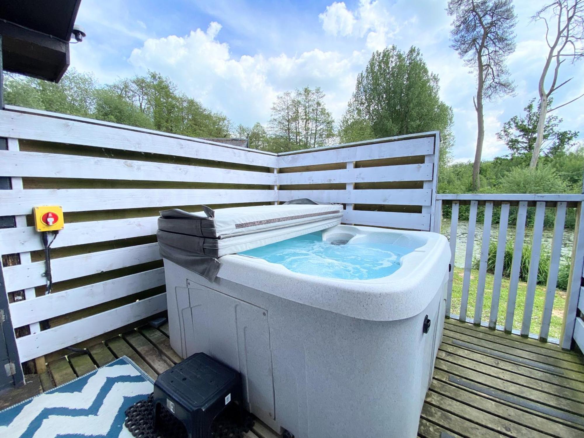 Magpie 2 Hot Tub Huntersmoon-Warminster-Longleat-Wiltshire Villa Exteriör bild
